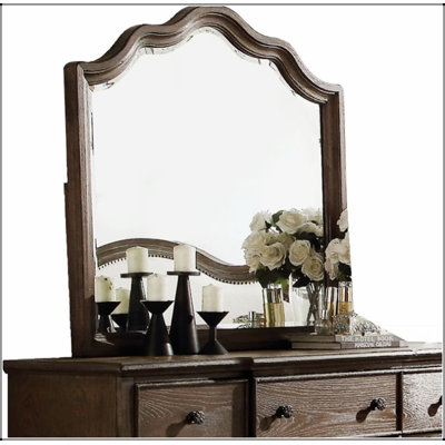 Miroir Baudouin vieilli avec bord biseauté et cadre en bois riche, alliant élégance intemporelle et fonctionnalité moderne.