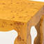 La table de bout Eloise Natural Burl Wood est moderne et contemporaine
