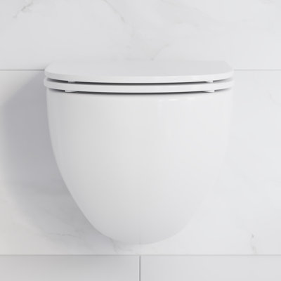 Ensemble de toilette à fixation murale avec plaque de chasse 0,8 / 1,6 GPF St. Tropez