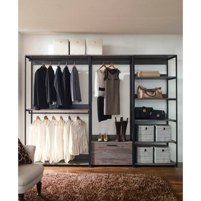 Walk-in thermolaqué avec rangement résistant à l'eau et style rustique