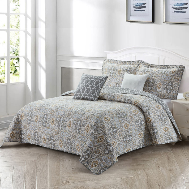 Polyester Geometric Shapes Coverlet with Pillow Shams, King Coverlet + 2 Shams + 2 Pillows