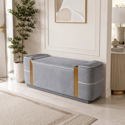 Banc de rangement moderne avec repose-pieds en velours et détails en métal doré