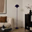 Lampe sur pied industrielle de style industriel avec abat-jour bleu et interrupteur au pied-23387962