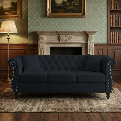 Canapé Chesterfield rembourré en velours avec accoudoirs roulés, garniture cloutée et 2 coussins décoratifs