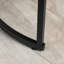 De 2 tables gigognes grises, rondes. Table basse empilable en métal. Table de salon à construction latérale stable, construction réglable à 2 tables en métal. Finition industrielle
