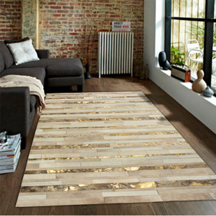 Tapis rayé en cuir fabriqué à la main ivoire / doré / brun Kronos