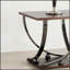 Élégante table de bout en nickel noir avec tablette inférieure pour un rangement amélioré et une esthétique moderne
