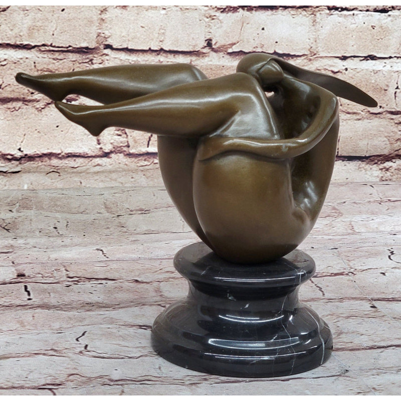 Sculpture figurative féminine en bronze sur base de marbre par Mario Nick