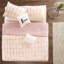 Édredon avec fond rosé et imprimé métallique doré avec coussins-119384748-119384753