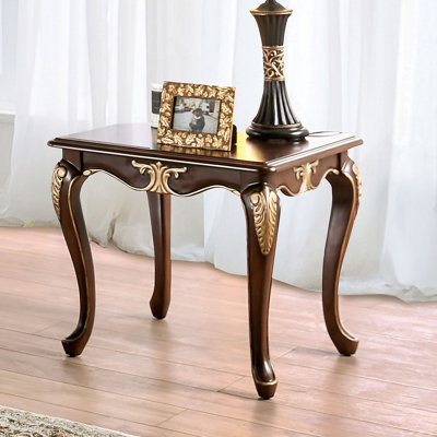 Table de bout de style traditionnel avec pieds incurvés, détails sculptés, détails dorés et structure en bois massif au fini tabac riche