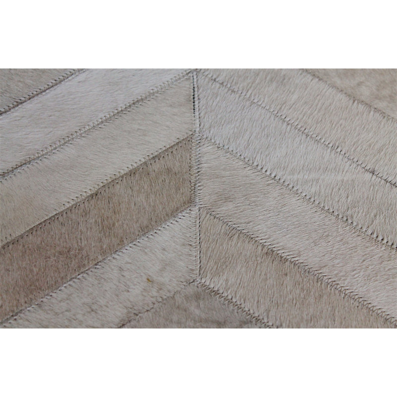 Area Cowhide Chevron Area Rug in Cream/Gray, Rectangle 6' x 9'