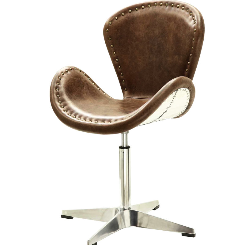 Fauteuil baquet classique brun avec dossier courbé élégant et décor rétro