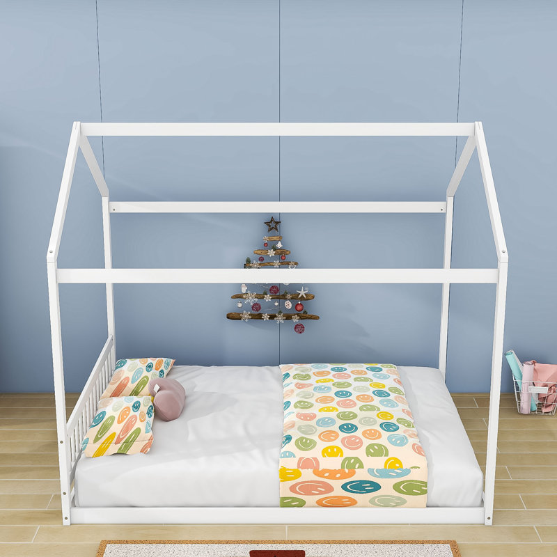 Grand lit plateforme en bois avec lattes robustes, conception Fun House, Blanc