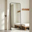 Miroir de plancher rectangulaire de 56 po x 21 po sur toute la longueur, avec cadre noir et coin arrondi, convenant à la décoration intérieure.