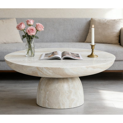 Ensemble de table basse et de table de bout en fibre de verre beige, surface en pierre inspirée des grottes, fabriquée par découpage et polissage précis, mettant en valeur un effet de vieillissement naturel, idéale pour le salon en tant que meuble élégant et texturé pour les intérieurs modernes