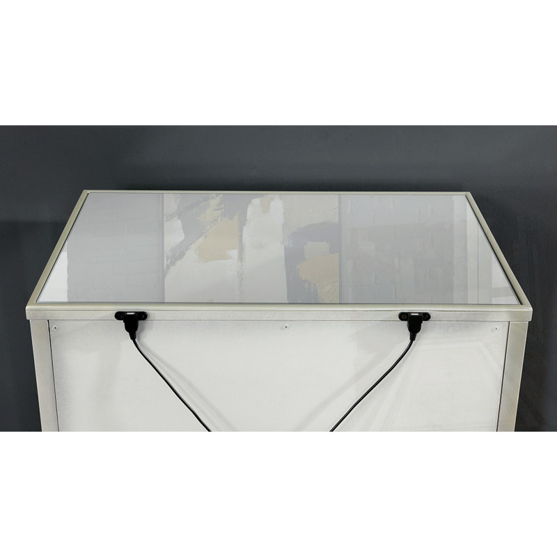 Table de chevet avec miroir et panneaux décoratifs décoratifs