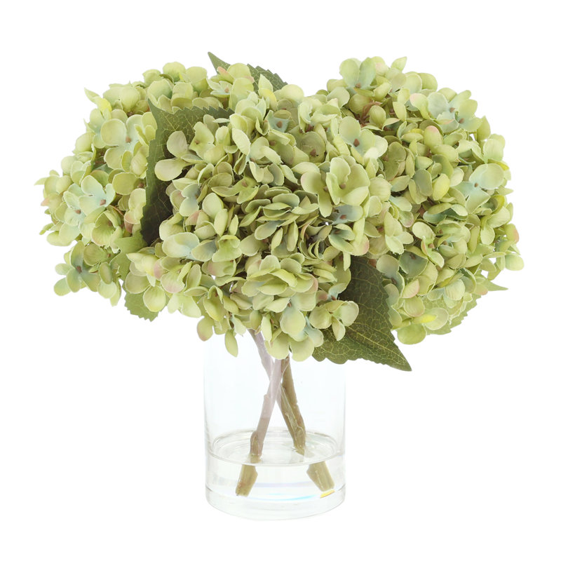 Arrangement floral d'hortensias dans un vase en verre, vert