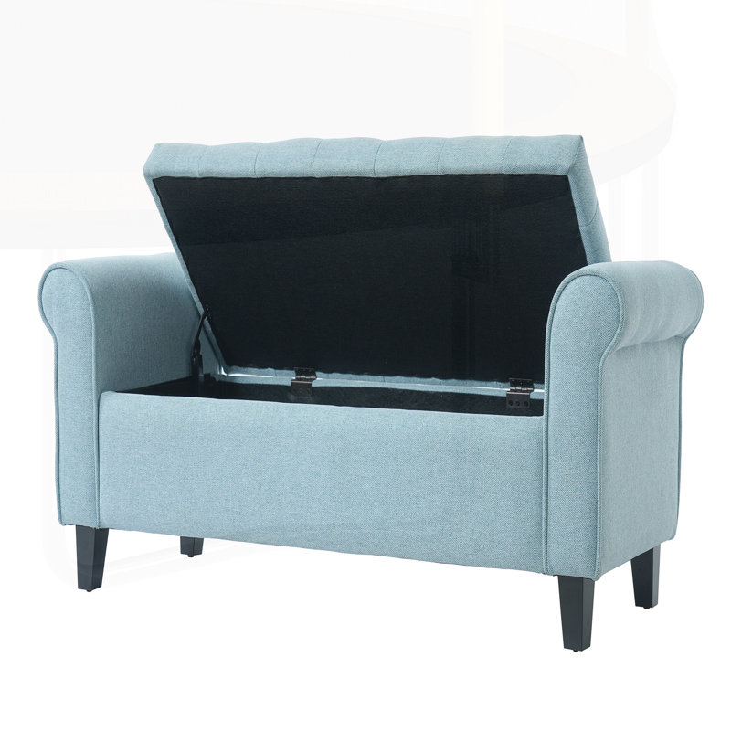 Élégant banc de rangement capitonné bleu clair avec accoudoirs roulés, parfait pour le salon et la chambre à coucher