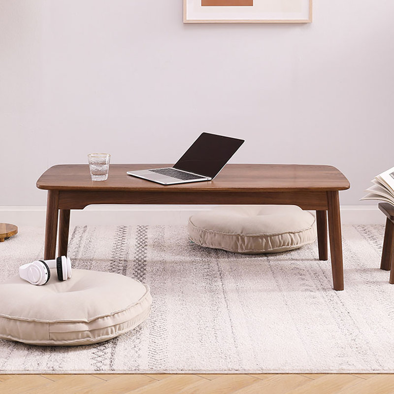 Table basse à quatre pieds en bois massif