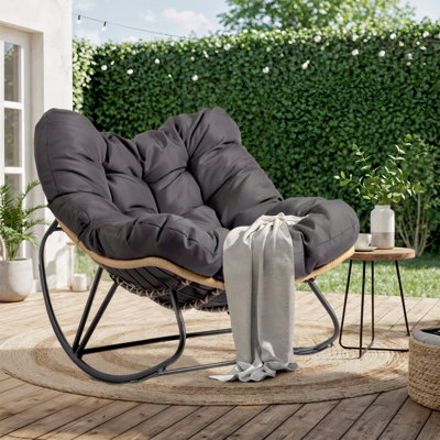 Chaise berçante avec coussin en rotin avec cadre en métal tissé