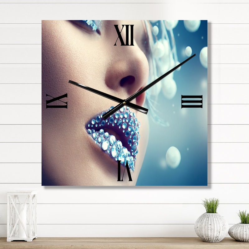 Gros plan sur une horloge murale, Petit