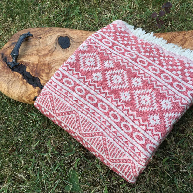 Serviette de plage 100% coton de qualité supérieure, 35,4 po x 66,9 po | Hautement absorbant, doux et durable | Élégant motif de tapis rouge, parfait pour la plage, la piscine ou le spa | Lavable à la machine à 86-104 ° F | Léger et à séchage rapide
