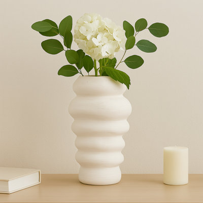 Vase en grès cérame à motif ondulé sculptural et forme artisanale texturée pour décoration moderne