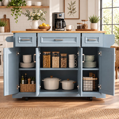 Îlot de cuisine extérieure, comptoir en bois de sapin avec plateau en acier inoxydable, armoire de rangement, tiroir, étagères ouvertes, porte-serviettes et roulettes verrouillables