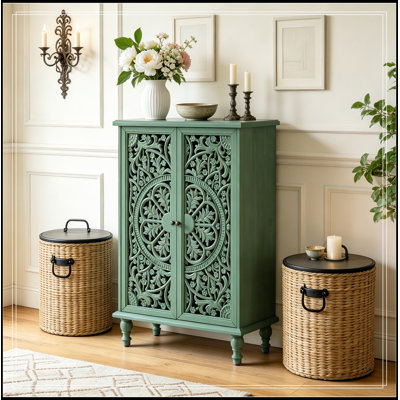 Armoire avec portes sculptées creuses