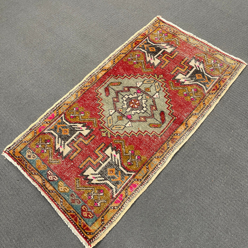 Tapis tribal en laine rouge 21,3 x 39,8 po