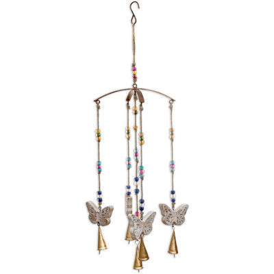Papillons blancs avec des cloches en cuivre