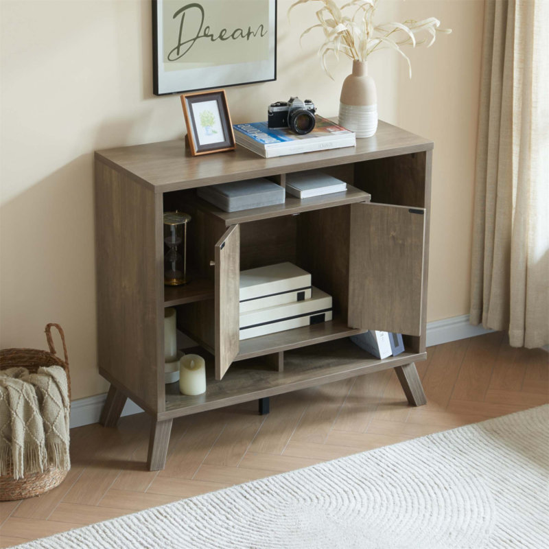 Buffet compact avec deux portes et quatre tablettes ouvertes, idéal pour une utilisation multifonctionnelle et peu encombrante