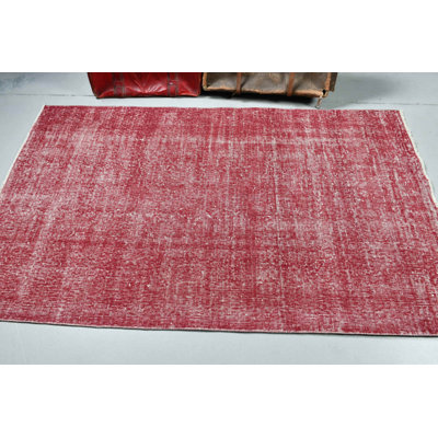 Un tapis turc rétro fabriqué à la main en rouge offre un style anatolien authentique pour une décoration de sol unique