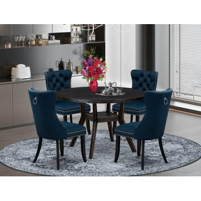 L'ensemble de table de salle à manger 5 pièces se compose d'une table ronde de 48 po avec piédestal et de 4 chaises Parson en tissu de polyester bleu marine, noir sablé