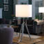 Lampe de table moderne Elvryn avec finition argent brossé et abat-jour tambour-126255412-126255411