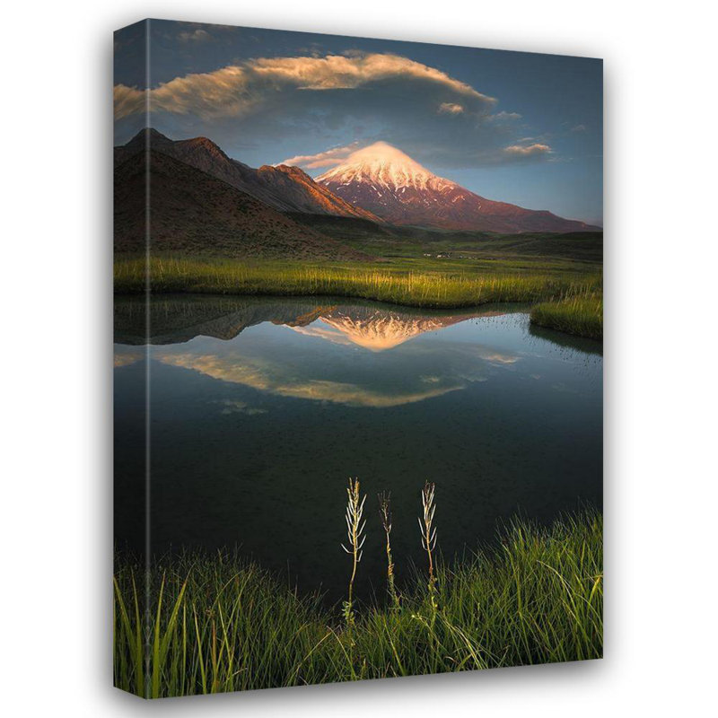 Art sur toile tendue par Millid Pines Behzad, Majid, titre: Gods Hand On Mount Damavand, H 40 po x l 28 po