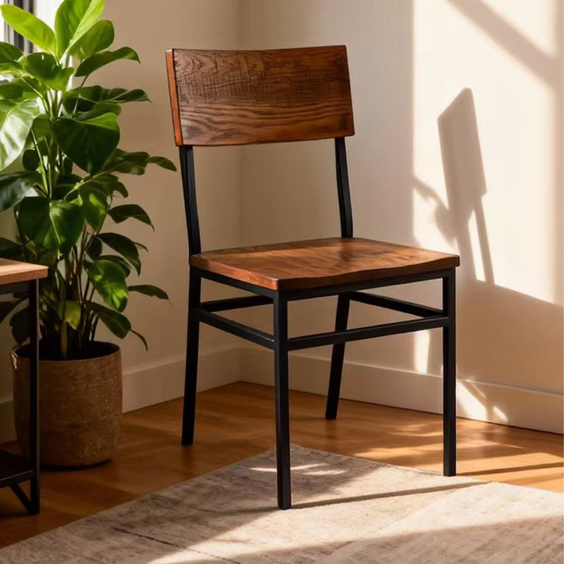 Ensemble de 2 chaises de salle à manger de style campagnard vintage, assise et dossier en chêne massif, structure en métal noir thermolaqué, sans accoudoirs, pour cuisine, salle à manger et café.