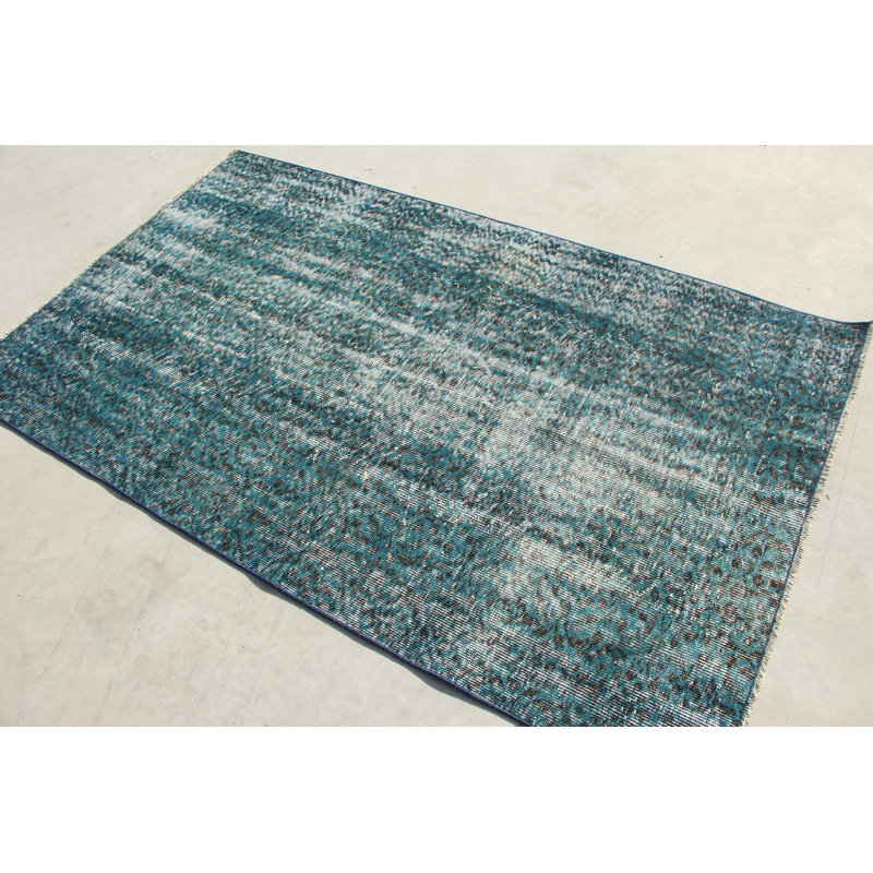 Tapis turc rétro fait à la main sur fond bleu, idéal pour décorer votre maison