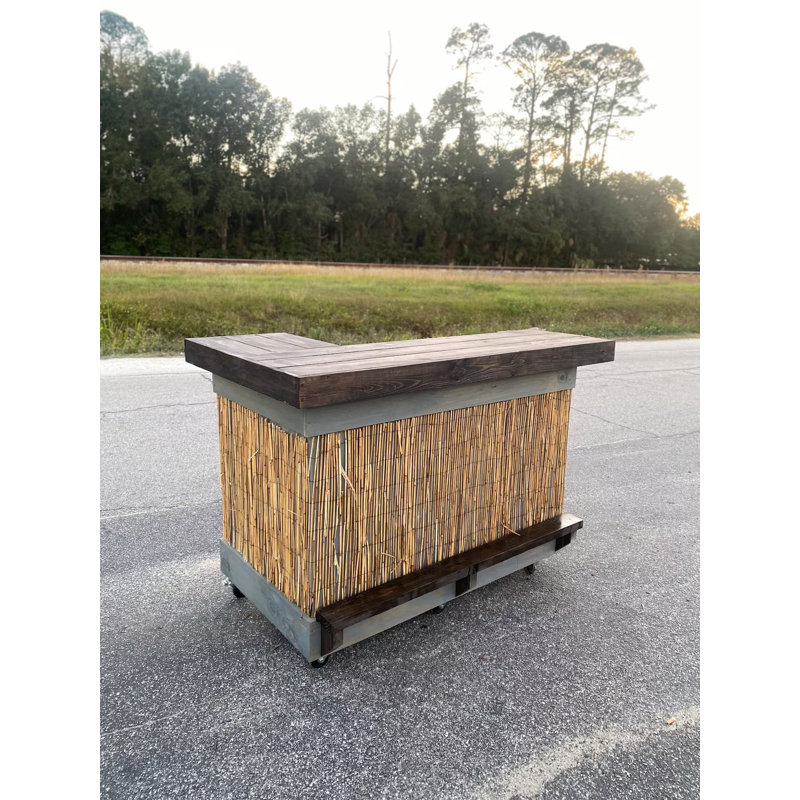 Chariot-bar d'extérieur roulant 5 pi x 3 pi avec plateau en bois, panneaux de roseaux et portes de rangement