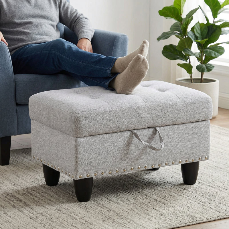 Repose-pieds gris et blanc avec rangement plaqué cuivre et tissu résistant à l'usure avec structure en bois massif