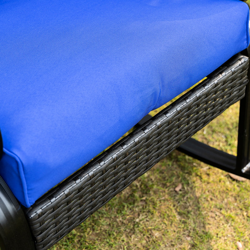 Siège berçant bleu d'extérieur. Dossier rembourré et chaise en aluminium pour patio. Élégant. Base en métal à bascule. . L 27,02 po avec jardin