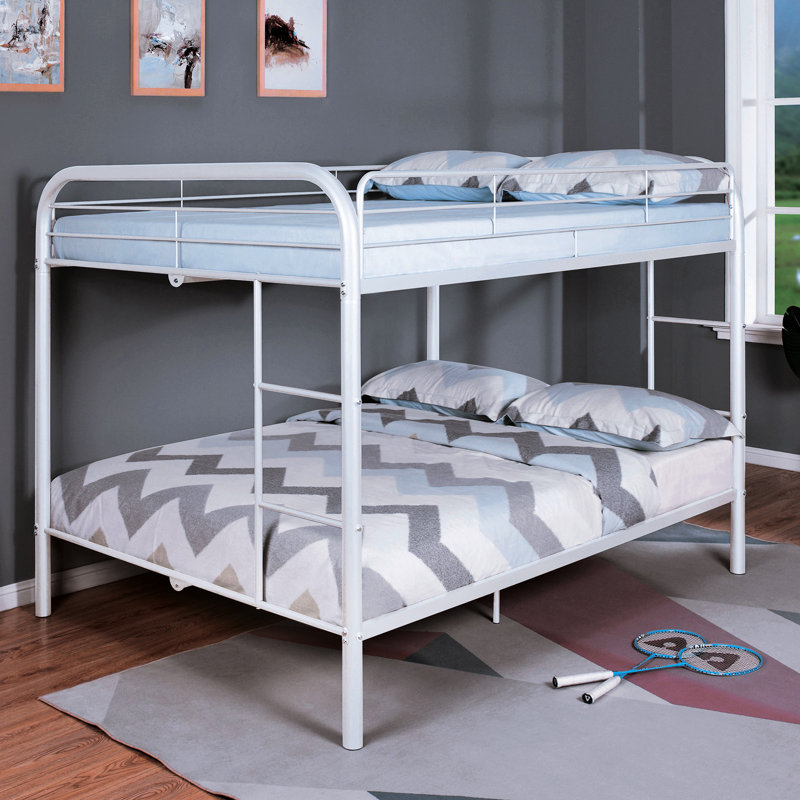 Lit double superposé au dessus d'un lit double en métal avec une élégance de chambre contemporaine blanche et angulaire pour plus de polyvalence