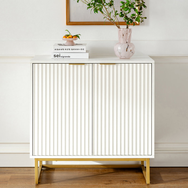 Armoire d'appoint cannelée de 31,5 po de hauteur à 2 portes avec tablettes réglables, Blanc / Doré, Or brossé