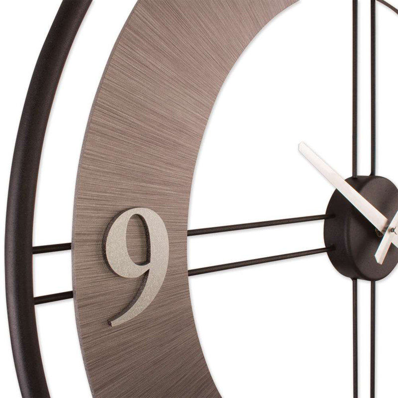 Horloge murale élégante en métal 24,4 po x 24,4 po | Fabrication durable en 70% acier et 30% en panneau de fibres à densité moyenne | Mouvement de balayage silencieux | Design élégant argent et noir | Parfait pour le salon, le bureau ou la chambre à coucher