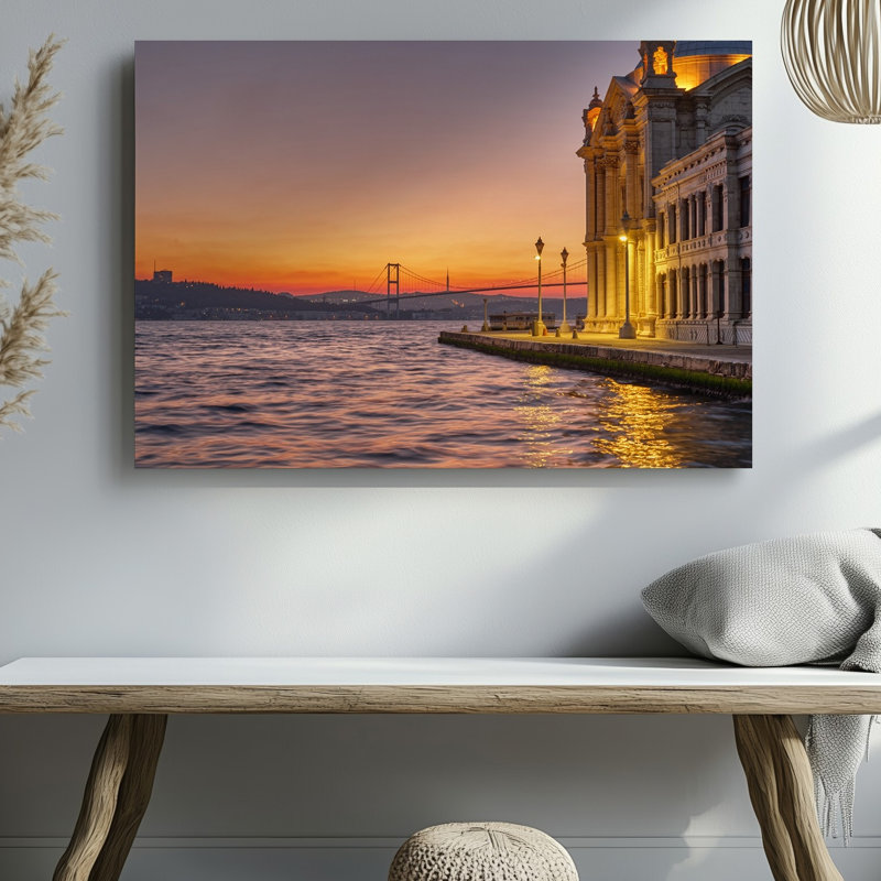Toile, "Un coucher de soleil serein sur le Bosphore à Istanbul" avec art mural, bâtiment historique en pierre avec détails architecturaux ornés
