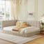Lit de jour beige rembourré pleine grandeur - Style classique moderne, rehausse la chambre à coucher, avec élégance en velours de lattes, s'adapte à la chambre à coucher, support