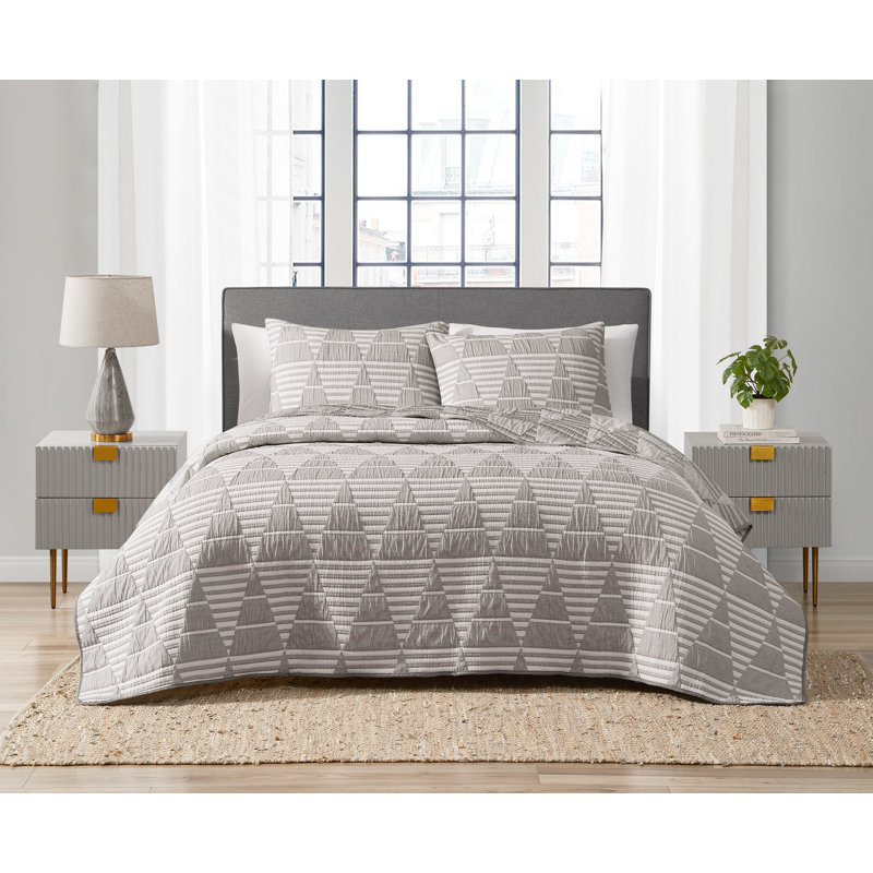 DESIGN STUDIO Trigon 3-Piece All-Season Soft Woven Matelasse Jacquard Reversible Cotton Blend Quilt Set, Tan