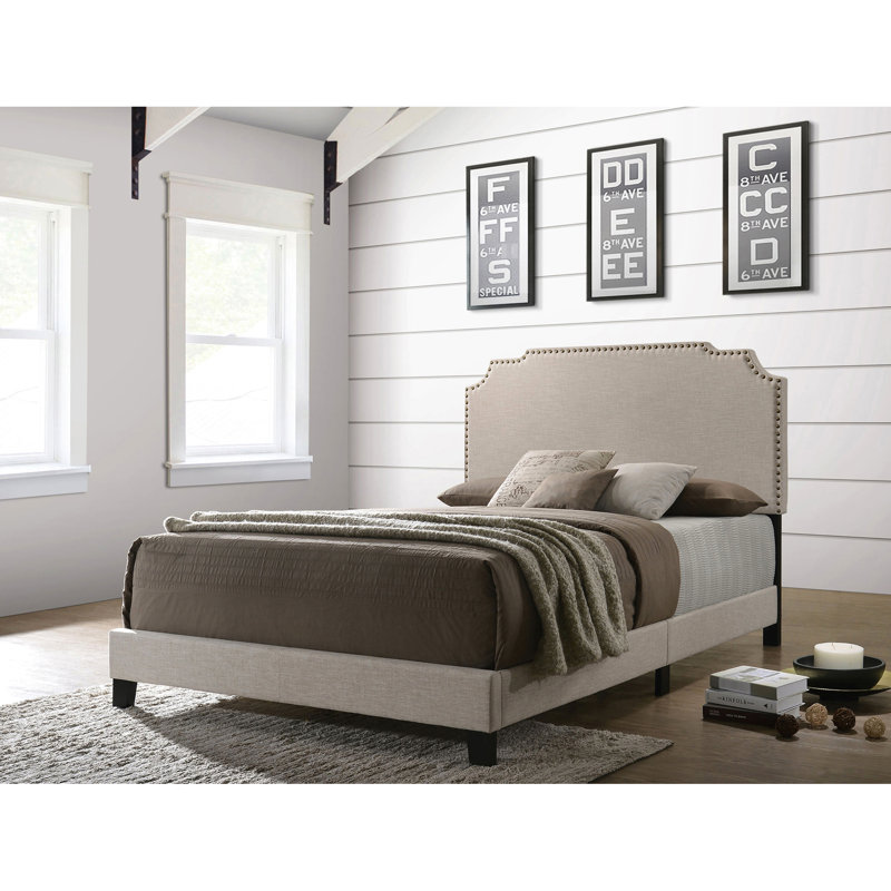 Très grand lit tapissier cuivré beige avec revêtement en tissu doux et sommier pour matelas de couleur durable, avec décoration de chambre en cuir au design structuré