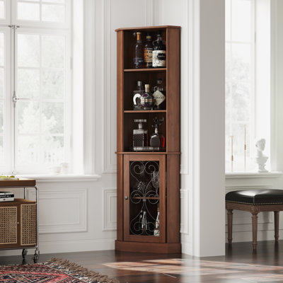 Grande armoire de coin en noyer brun, armoire de rangement étroite pour bouteilles de vin avec tablettes ouvertes et porte en filet de métal