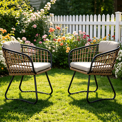 Ensemble de 2 chaises de salle à manger d'extérieur en osier, fauteuils en rotin avec coussins, sièges de patio toutes saisons pour le jardin, la cour, le bord de la piscine et le porche, beige